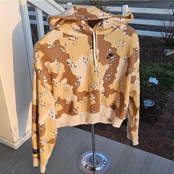 NIKE SPORTSWEAR CLUB FLEECE CROPPED WOMENS CAMO HOODIE MEDIUM NWT MSRP $70 - Picture 1 of 16